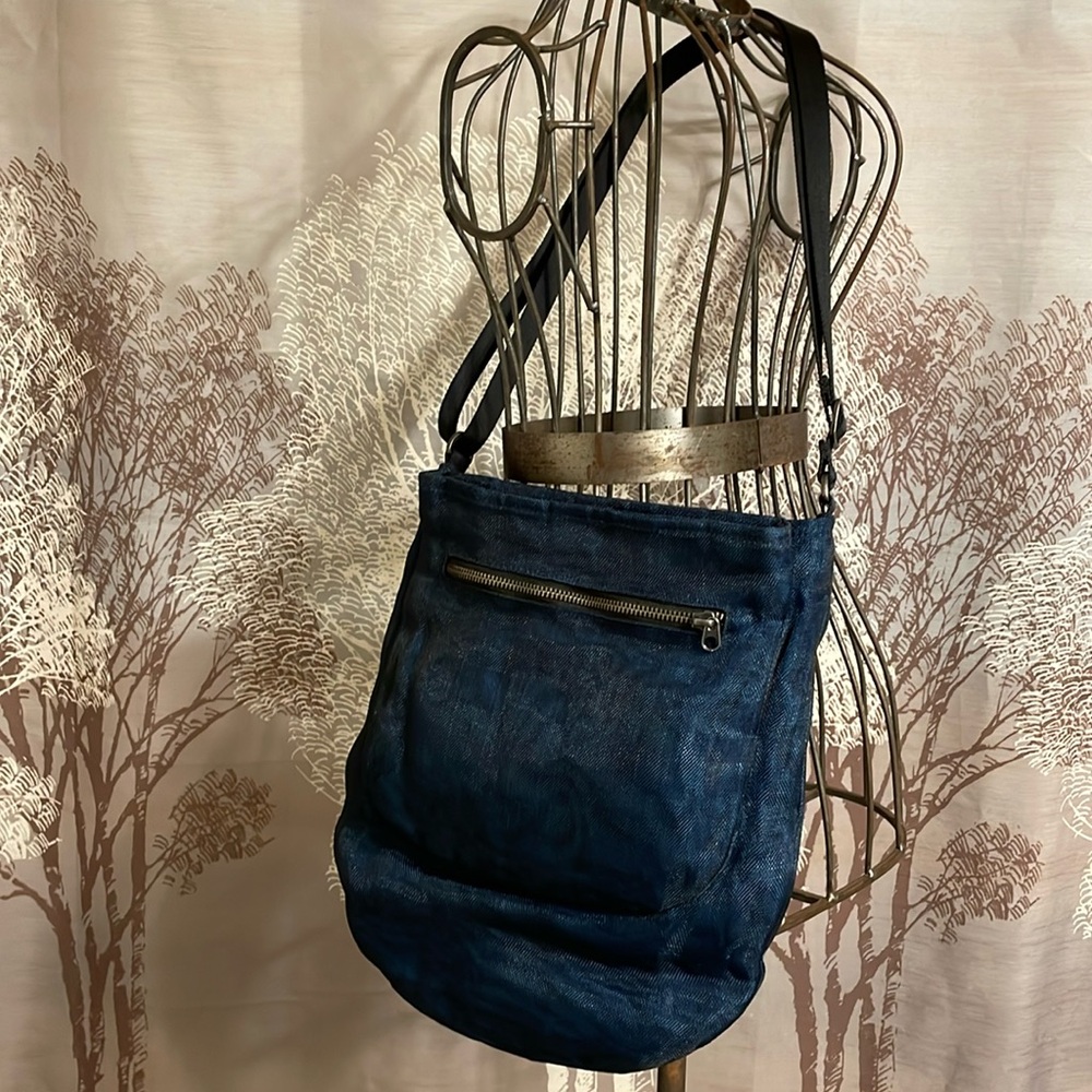Smateria Recycled Sustainable Three Compartment Durable Crossbody Excellent